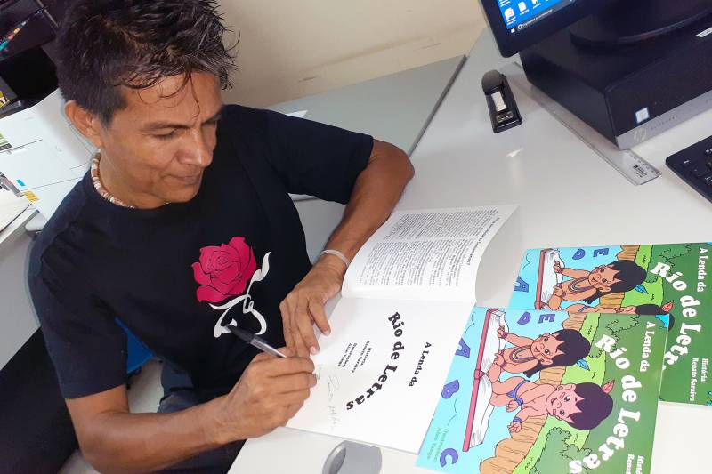 Renato Saraiva autografando o primeiro exemplar de seu livro, "A Lenda da Rio de Letras"