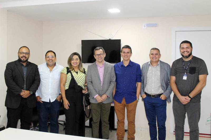 Thiago Campelo (Gerente da Certificação Digital da Ioepa), Moisés Alves (Editora Pública da Ioepa), Larissa Albuquerque (Gerente Comercial da IOA), Jorge Panzera (presidente da Ioepa), Juliano Monteiro (diretor comercial da IOA), Sidiclei Barros (chefe de gabinete da Ioepa) e Rafael Duque (gerente de TI da IOA)