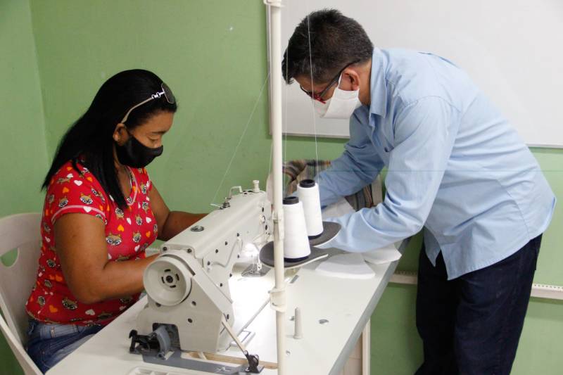 Ronaldo Leão, coordenador de Produção da Fábrica Esperança orientando as costureiras