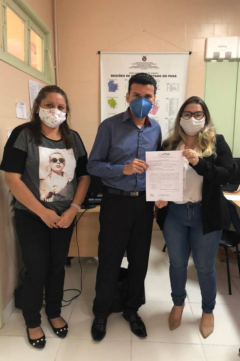 Secretário de Saúde de Bannach, José Santos, recebe os oximetros das mãos da coordenadora estadual de Saúde da Família, Sâmela Galvão