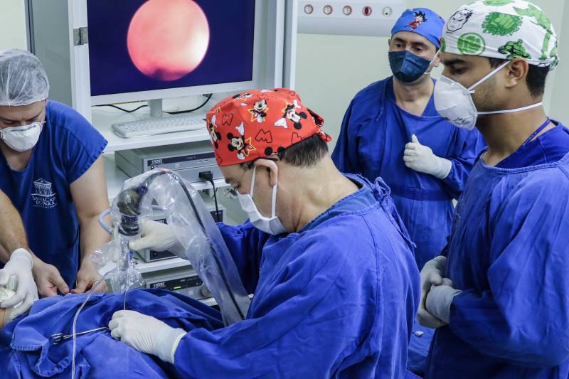 Cirurgia pediátrica utilizando a torre