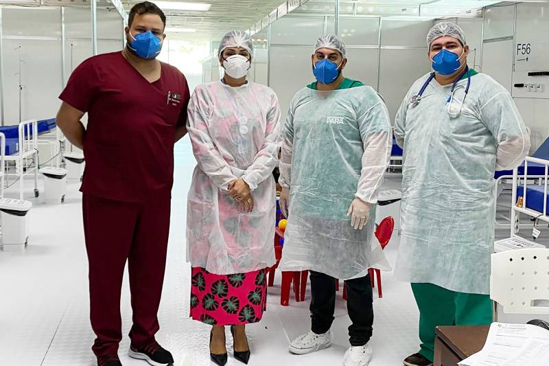 Alessandra Amaral com uma das equipes do Hospital de Campanha do Hangar