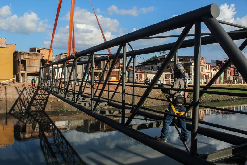 PASSARELA DA SANTA HELENA JÁ ESTÁ RECEBENDO PISO DE CONCRETO