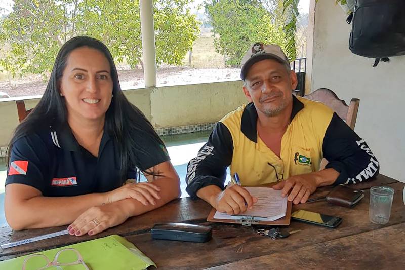 Nas fotos, a  Fiscal Estadual Agropecuária (FEA), Adra David Antonio, realizando o cadastro dos produtores de abacaxi na Vila Betel, zona rural do município de Rio Maria