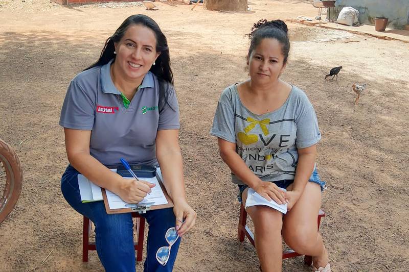 Nas fotos, a  Fiscal Estadual Agropecuária (FEA), Adra David Antonio, realizando o cadastro dos produtores de abacaxi na Vila Betel, zona rural do município de Rio Maria