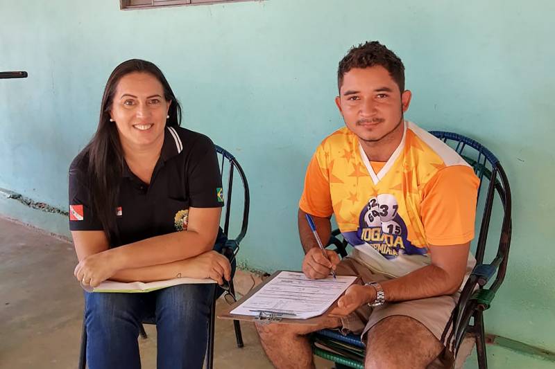 Nas fotos, a  Fiscal Estadual Agropecuária (FEA), Adra David Antonio, realizando o cadastro dos produtores de abacaxi na Vila Betel, zona rural do município de Rio Maria