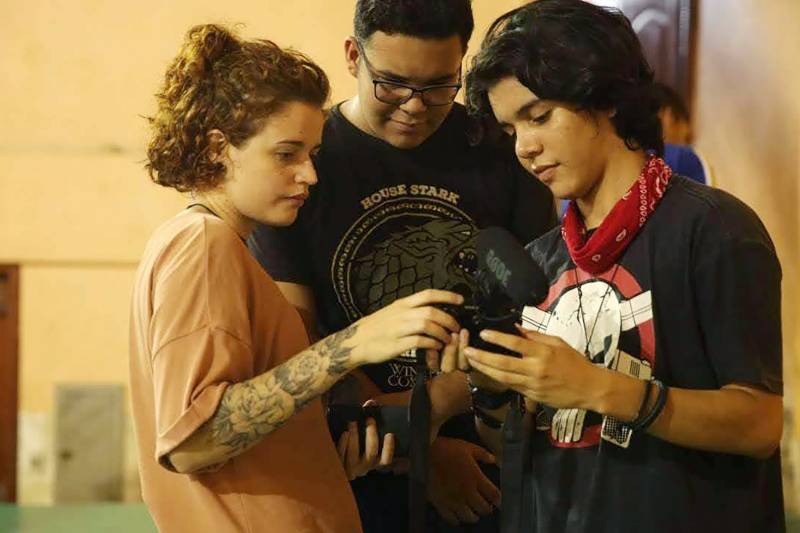 Estudante Gabriel Fernandes nos bastidores das gravações do curta Homens na Roda