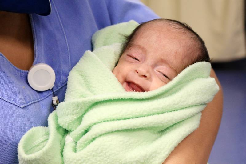 Isabeli sorrindo na alta hospitalar.