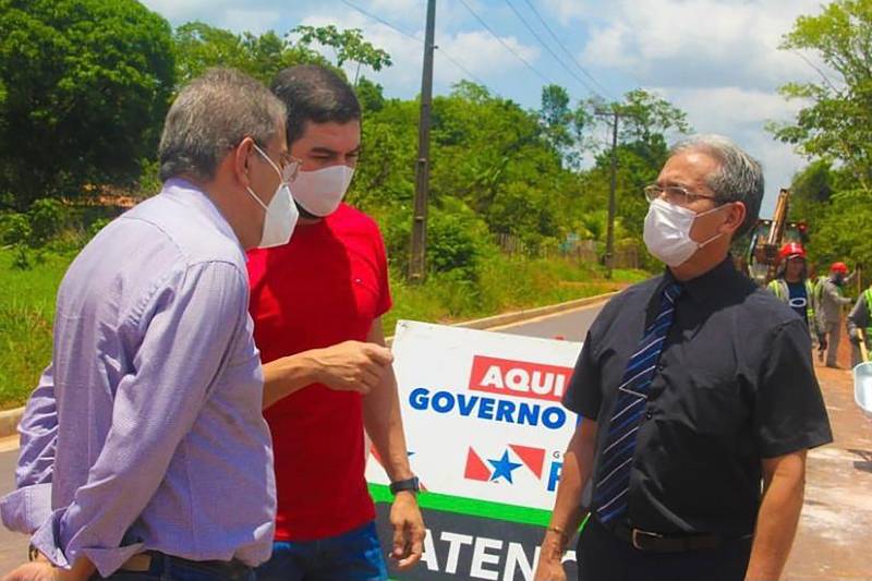 REPRESENTANTE DA EMPRESA RESPONSÁVEL PELA OBRA (ROXO)- PREFEITO RONIE SILVA (VERMELHO)- SECRETÁRIO RUY CABRAL (PRETO).