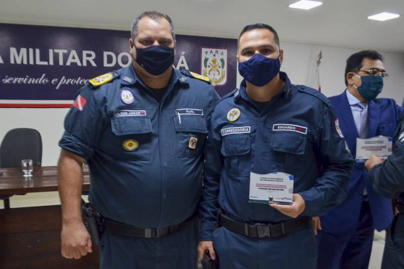 O comandante-geral da PM, coronel Dilson Júnior (e), e um dos concluintes na solenidade de encerramento do curso