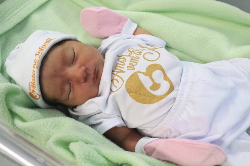 Eloah dormindo no berço ao lado da mãe no HMIB