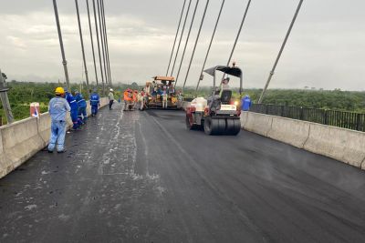 notícia: Com pavimentação e proteção nos pilares, Ponte União começa a ser sinalizada