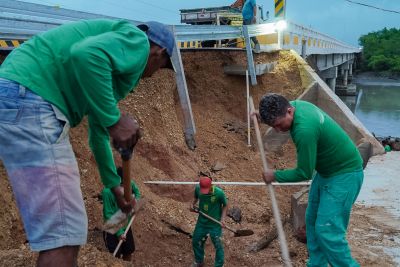 galeria: Equipes trabalharão durante a noite para recuperar pista sobre a ponte Rio Sampaio