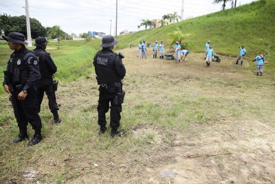 notícia: Governo do Pará promove reinserção social de internos com serviço de limpeza na BR-316