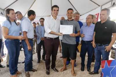 notícia: Governo inaugura agência do Banpará e entrega cheques moradias em Xinguara