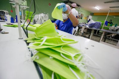 notícia: Egressos produzem 10 mil máscaras por dia na Fábrica Esperança
