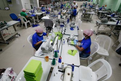 galeria: Egressos produzem 10 mil máscaras por dia na Fábrica Esperança