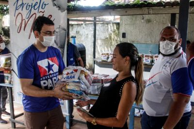 galeria: Moradores do bairro Icuí-Guajará recebem cestas de alimentação do Estado