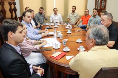 notícia: Governo garante alimentação escolar com cartão para compra e entrega de cestas
