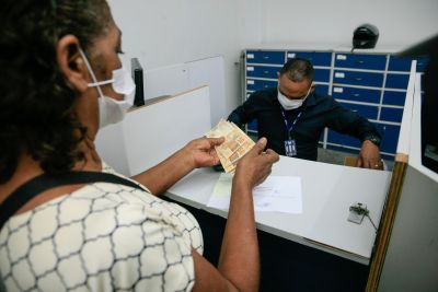 notícia: Auxílio do Programa Recomeçar pode ser sacado a partir de terça (7)
