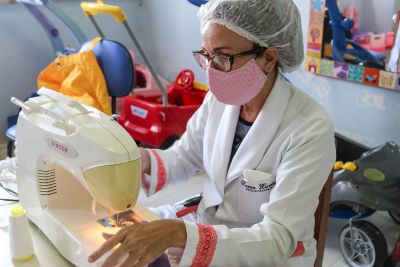 notícia: Servidores do HC se unem para fabricar máscaras de proteção