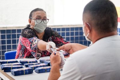 notícia: Pais aprovam entrega dos cartões de vale-alimentação nas escolas