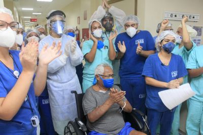 notícia: Pacientes comemoram alta médica após internação no Hospital Abelardo Santos