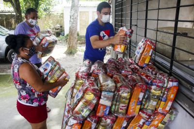 notícia: Moradores da Cabanagem recebem 200 cestas de alimentos por meio do Terpaz 