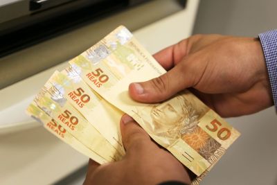 notícia: Antecipação da metade do 13º salário ajudará servidores a manter compromissos em dia