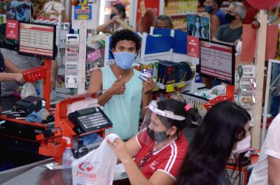 notícia: Alunos e pais vão às compras com a terceira recarga do vale-alimentação escolar
