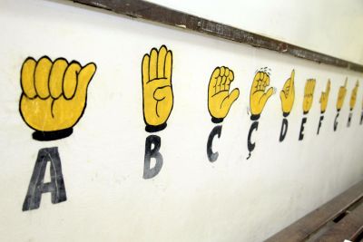 notícia: Estado trabalha para ampliar assistência educacional a surdos