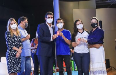 notícia: Governo entrega quase 27 mil chips e garante internet para alunos do 3º ano do ensino médio