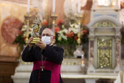 notícia: Descida da Imagem de Nazaré do 'Glória' ocorre com a Basílica fechada