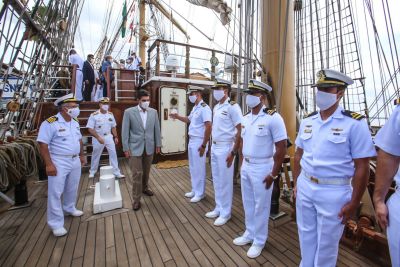 notícia: Governador do Estado visita o veleiro Cisne Branco, da Marinha