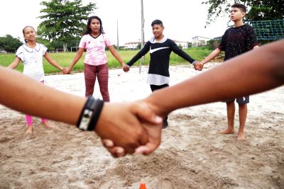 notícia: Crianças e adolescentes recebem atendimento completo durante prática esportiva