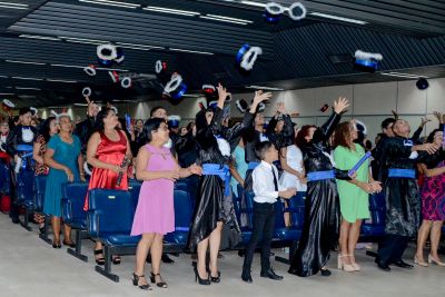 notícia: Mais de 100 alunos concluem ensino técnico na Escola Deodoro de Mendonça