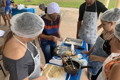notícia: Aprendendo com a Cosanpa: Moradoras de Marituba participam de curso de alimentação alternativa