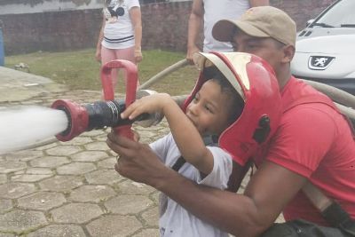 notícia: Menino realiza sonho e conhece o trabalho do Corpo de Bombeiros