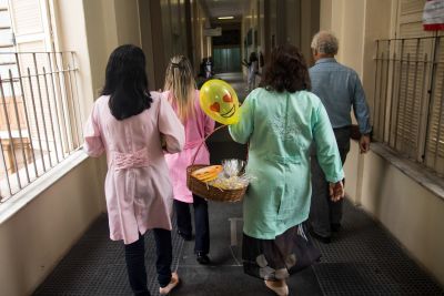 notícia: Classe Hospitalar garante escolarização de alunos em tratamento médico 