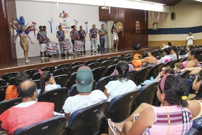 notícia: Hospital de Clínicas distribui preservativos e orienta sobre infecções sexualmente transmissíveis