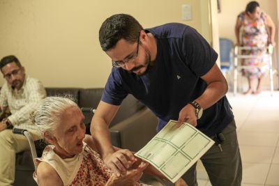 notícia: Idosos recebem ação de cidadania promovida pela Sejudh