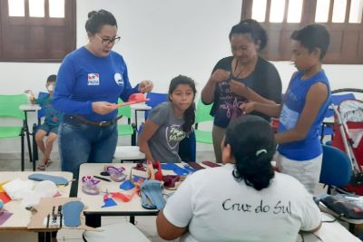 notícia: Cosanpa leva curso de confecção de sandálias para moradores de Breves