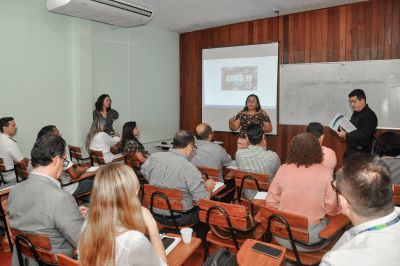 notícia: Médicos e enfermeiros participam de capacitação sobre a Covid-19