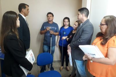 notícia: Estudantes com deficiência visual recebem Cartilha e Código de Defesa do Consumidor em braile
