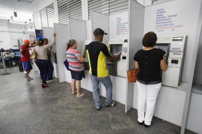 notícia: Servidores públicos do Pará recebem salários de março a partir do dia 25