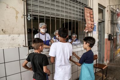 notícia: Medida do Governo do Estado que garante alimentação escolar é aprovada por estudantes e familiares