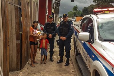 notícia: Polícia Militar entrega cestas de alimentos a alunos carentes de creche