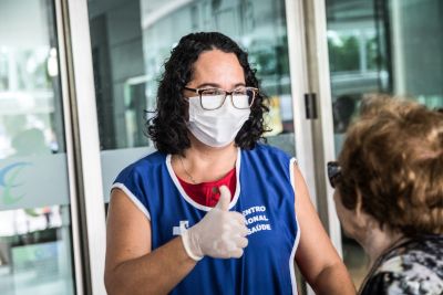 notícia: Idosos devem continuar se vacinando nos postos descentralizados