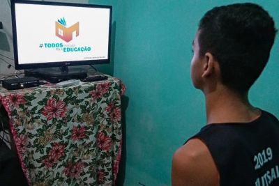 notícia: Alunos da rede pública começam a usufruir das aulas pela TV e internet