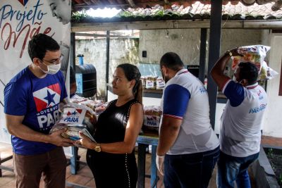 notícia: Moradores do bairro Icuí-Guajará recebem cestas de alimentação do Estado